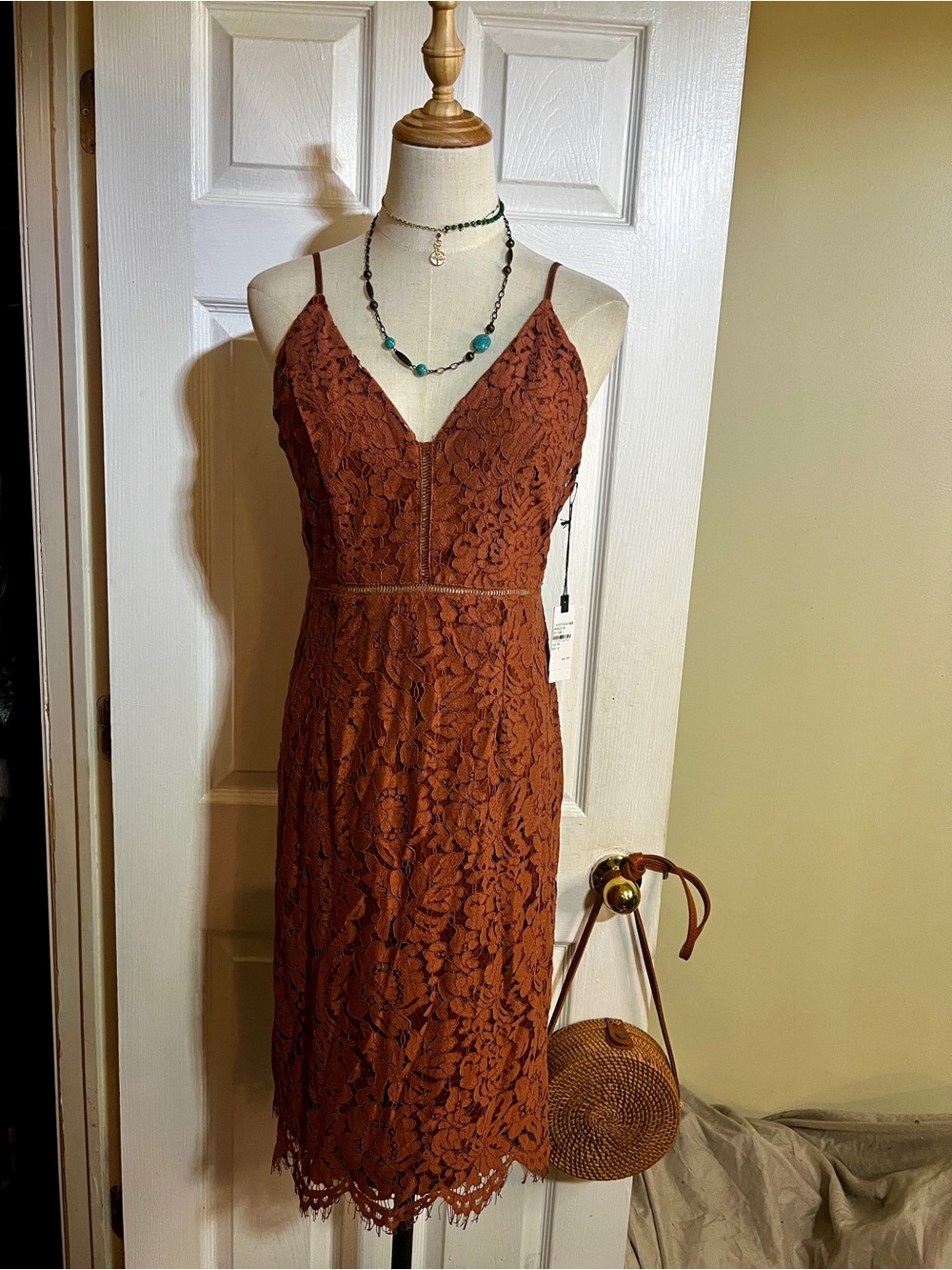 New ASTR Wms Brown Cotton Lace Floral Cutout Lined V Neck Chic Sheath‎ Dress M